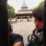 Aparat keamanan berjaga di pintu masuk menuju area dalam kompleks Makam Bung Karno saat kunjungan rombongan Presiden RI ke-5 Megawati Soekarnoputri, Jumat (3 November 2023)