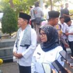 Bupati Blitar Rini Syarifah menjawab pertanyaan wartawan usai menghadiri pemberangkatan jemaah haji di depan Kantor Bupati, Rabu (29 Mei 2024)