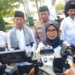 Bupati Blitar Rini Syarifah menjawab pertanyaan wartawan usai menghadiri pemberangkatan jemaah haji di depan Kantor Bupati, Rabu (29 Mei 2024)-2