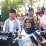 Bupati Blitar Rini Syarifah menjawab pertanyaan wartawan usai menghadiri pemberangkatan jemaah haji di depan Kantor Bupati, Rabu (29 Mei 2024)-3