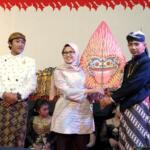 Bupati Blitar Rini Syarifah saat menghadiri pertunjukan wayang kulit di Desa Pakisaji, Kecamatan Kademangan, Kabupaten Blitar