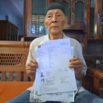 Calon jemaah haji paling sepuh dari Kabupaten Blitar tahun 2024, Mbah Makrus bin Mat Kaseran, warga Desa Jatinom, Kecamatan Kanigoro