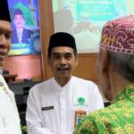 Kepala Kantor Kementerian Agama Kabupaten Blitar Baharuddin (tengah) bersama Sekretaris Daerah Kabupaten Blitar Izul Marom di Kampung Coklat, Kademangan, Kabupaten Blitar