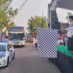 Mak Rini mengibarkan bendera tanda dimulainya pemberangkatan CJH Kabupaten Blitar dari halaman kantor bupati, Rabu 29 Mei 2024 (1)