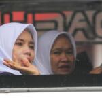 Penumpang salah bus di halaman kantor wali kota Blitar menjelang keberangkatan calon jemaah haji (CJH) Kota Blitar ke Bandara Juanda, Jumat (24 Mei 2024) sore