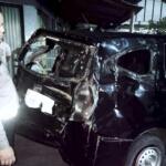 Polisi berdiri di samping mobil Daihatsu Sigra hitam yang ‘tersenggol’ Kereta Api Kertanegara di perlintasan sebidang Jalan Nias, Kelurahan Sananwetan, Kecamatan Sananwetan, Kota Blitar, Minggu 26 Mei 2024