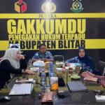Rapat pleno Bawaslu Kabupaten Blitar membahas pergantian anggota Panwascam Wonotirto yang diduga memiliki rekam jejak pidana, Kamis (23 Mei 2024)