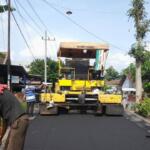 Ratusan ruas jalan di 22 kecamatan di Kabupaten Blitar diperbaiki dan ditingkatkan kualitasnya dengan pengaspalan hotmix dan pembetonan
