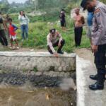 Sosok mayat bayi laki-laki usai ditarik ke tepi Sungai Derman, Wlingi, Blitar, Jumat (24 Mei 2024)