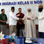 Tahanan Kantor Imigrasi Blitar yang merupakan WNA Pakistan, MI dan MA, menyerahkan donasi Rp 19,34 juta kepada perwakilan BAZNAS Kabupaten Blitar, Rabu 29 Mei 2024