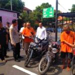 Wakapolres Blitar Kota Kompol I Gede Suartika mengajukan sejumlah pertanyaan kepada dua tersangka pelaku curanmor yang berhasil diungkap Satreskrim Polres Blitar Kota, Rabu 22 Mei 2024