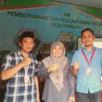 Anggota Bawaslu Kabupaten Blitar, Nikmatus Sholihah (tengah), saat melakukan pengawasan pelantikan PPDP-Pantarlih di Desa Banggle, Kecamatan Kanigoro