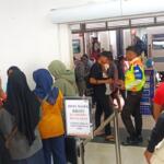 Antrean calon penumpang di pintu masuk Stasiun Blitar. Foto BlitarRaya.com
