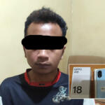 B,-warga-Desa-Parang,-Kecamatan-Gandusari,-Kabupaten-Blitar,-yang-ditangkap-atas-dugaan-pencurian-HP.-Inset-barang-bukti-yang-diperoleh-polisi