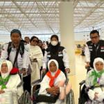 Beberapa jurnalis yang tergabung dalam Tim Media Center Haji (MCH) membantu jemaah haji lansia menjelang kepulangan mereka ke Indonesia. Foto Dok. Kemenag RI