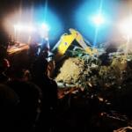 Evakuasi dengan alat berat terhadap korban longsor di Bumirejo, Kesamben, Minggu (30 Juni 2024) malam