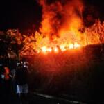 Gudang barang bekas (rongsok) di Desa Kesamben, Kecamatan Kesamben, Kabupaten Blitar, hangus terbakar pada Rabu (26 Juni 2024) malam