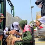 Jemaah haji lanjut usia (lansia) sedang mendapatkan bantuan Petugas Penyelenggara Ibadah Haji (PPIH). Foto Dok. Kemenag RI