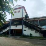 Jojoo Cafe & Karaoke di kompleks bangunan Pasar Legi, Kelurahan Sukorejo, Kecamatan Sukorejo, Kota Blitar