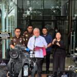 Kejagung mengumumkan pelimpahan 10 tersangka kasus korupsi pengelolaan tata niaga timah di PT Timah Tbk kepada Kejaksaan Negeri Jakarta Selatan, Kamis (13 Juni 2024)