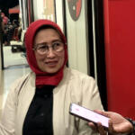 Ketua Bidang Kesehatan dan Anak DPP PDI Perjuangan Sri Rahayu menjawab pertanyaan wartawan di Kantor DPC PDI Perjuangan, Sabtu (1 Juni 2024)