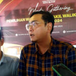 Ketua KPU Kota Blitar Rangga Bisma Aditya (tengah) bersama dua komisioner lainnya menjawab pertanyaan wartawan di sela Media Gathering di Jalan Dr Wahidin, Sentul, Senin (3 Juni 2024)