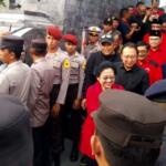 Ketua Umum PDI Perjuangan Megawati Soekarnoputri menyalami warga di gapura Makam Bung Karno, Kelurahan Bendogerit, Kecamatan Sananwetan, Kota Blitar, Jumat (3 November 2023)