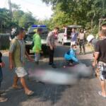 Korban korban kecelakaan tergeletak di jalan umum Desa Dawuhan, Kecamatan Kademangan, Kabupaten Blitar, Sabtu (1 Mei 2024) siang