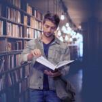 Mahasiswa sedang membaca buku di perpustakaan. Foto Dok. Pixabaygeralt