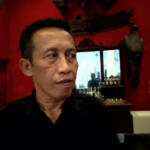 Muharram Sulistiyono alias Kelik berbincang dengan wartawan di Kota Blitar, Sabtu (8 Juni 2024). Foto BlitarRaya.com-