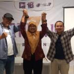 Pasangan Agung Kridaning Jatmiko (kiri) dan Kholisul Fathikin (kanan) berpose bersama Ketua AJI Indonesia (tengah) dalam Konferta AJI Kediri, Sabtu (29 Juni 2024) Foto Dok. AJI Kediri