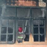 Petugas Damkar Kabupaten Blitar sedang memadamkan api dalam kebakaran di di Lingkungan Banjarsari, Kanigoro, Blitar, Senin 2 Juni 2024