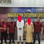 Petugas Kantor Imigrasi Kelas II Non TPI Blitar mengawal proses deportasi 2 WNA Pakistan, Kamis 13 Juni 2024