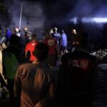 Petugas bersama warga memadamkan api yang membakar gudang kendang jimbe di Kelurahan Tanggung, Kota Blitar, Kamis (6 Mei 2024) malam
