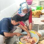 Petugas pemantau kesehatan hewan kurban dari Dinas Peternakan dan Perikanan Kabupaten Blitar sedang memeriksa kesehatan daging kurban