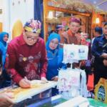 Pj. Gubernur Adhy Karyono mengunjungi stan peserta Puncak Peringatan BBGRM XXI HKG-PKK ke-52 Provinsi Jawa Timur di Alun-alun Kota Blitar, Selasa (11 Juni 2024)