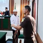 Samsudin alias Gus Samsudin Jadab beranjak meninggalkan ruang sidang Pengadilan Negeri Blitar, Rabu (5 Juni 2024)