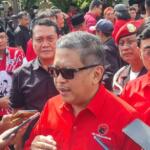 Sekjen PDI Perjuangan Hasto Kristiyanto memberikan keterangan kepada awak media di kompleks Makam Bung Karno, Blitar, Jumat (21 Juni 2024). Foto Dok. PDI Perjuangan