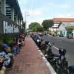 Tepi jalan sepanjang dari Alun-Alun Kota Blitar menuju Makam Bung Karno dipenuhi warga yang menanti pawai Gunungan Lima, Sabtu (1 Mei 2024)