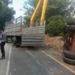 Truk gandeng terguling di tanjakan jalan raya Krakal, Kelurahan Klemunan, Kecamatan Wlingi, Kabupaten Blitar, Kamis (13 Juni 2024)