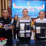 Wakapolres Blitar Kota Kompol I Gede Suartika bersama staf menggelar konferensi pers tentang penangkapan dua kurir narkoba senilai Rp 1,5 miliar, Senin (24 Juni 2024)