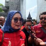 Wakil Ketua DPD PDI Jatim, Erma Susanti, saat berziarah ke Makam Bung Karno di Bendogerit, Sananwetan, Blitar, Kamis (6 Juni 2024)