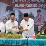 Wali Kota Blitar Santoso dan Ketua DPDR Kota Blitar Syahrul Alim memotong tumpeng pada acara Kenduri Seribu Tumpeng , Kamis (20 Juni 2024) malam