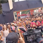 Wali-Kota-Blitar,-Santoso,-mengacungkan-jempol-kepada-seorang-bule-yang-menyaksikan-prosesi-pembukaan-Blitar-Djadoel-2024,-Jumat-7-Juni-2024-petang