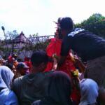 Warga dan pengunjung makam berebut tumpeng Gunungan Lima dalam Festival Grebeg Pancasila siang ini di Makam Bung Karno, Bendogerit, Kota Blitar, Sabtu (1 Juni 2024)