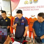 AKP Febby Pahlevi Rizal memberikan keterangan pada konferensi pers di Mapolres Blitar, Selasa (31 Juli 2024)