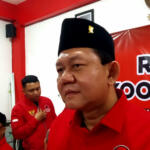 Bakal calon wali Kota Blitar Bambang Rianto alias Bambang Kawit memberikan keterangan kepada awak media di sela rapat koordinasi di Kantor DPC PDI-P Kota Blitar, Jumat (5 Juli 2024) malam