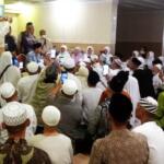 Jemaah haji Kabupaten Blitar sedang menyimak pengarahan yang disampaikan petugas. Foto Dok. Kemenag Blitar