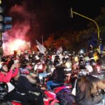 Ketegangan di depan TMP Jalan Sudanco Supriyadi Kota Blitar saat sekelompok massa konvoi menghadapi blokade petugas kepolisian, Minggu (14 Juli 2024) malam