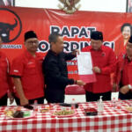 Ketua DPC PDI-P Kota Blitar Syahrul Alim menyerahkan surat tugas Pilkada Kota Blitar 2024 dari DPP PDI-P kepada Bambang Rianto alias Bambang Kawit